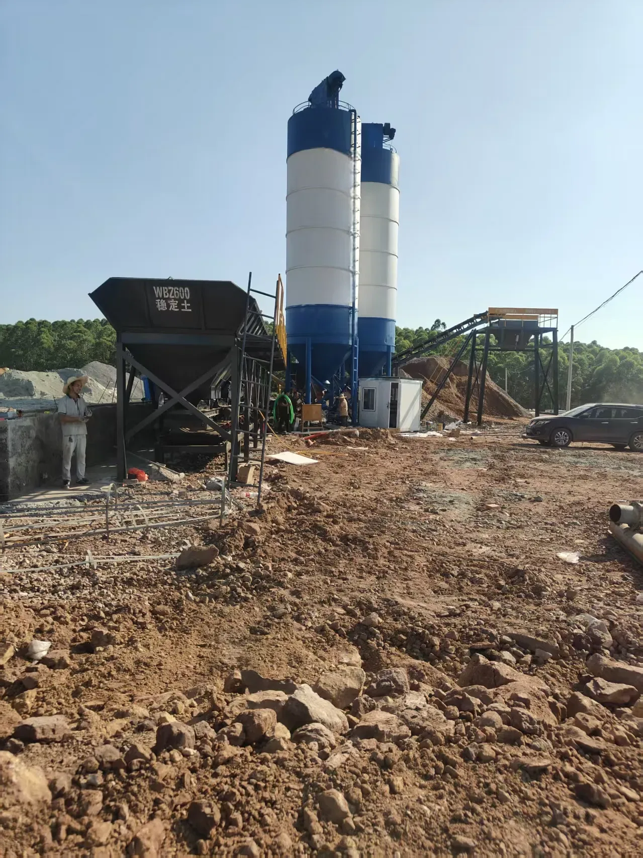 Integrated concrete mixing equipment, used to show how to compare different batching plant quotation related equipment and structures.