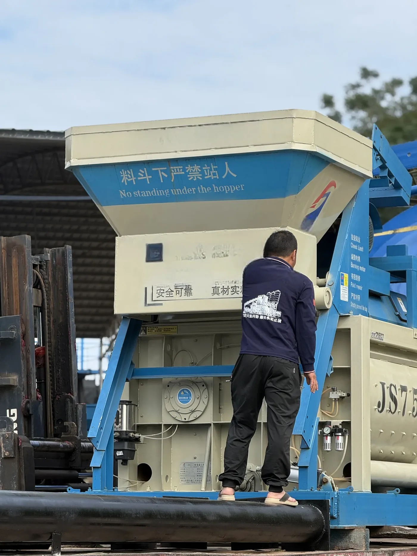 JS twin-shaft main mixer, used to display related equipment and structures of JS500 twin-shaft concrete mixer