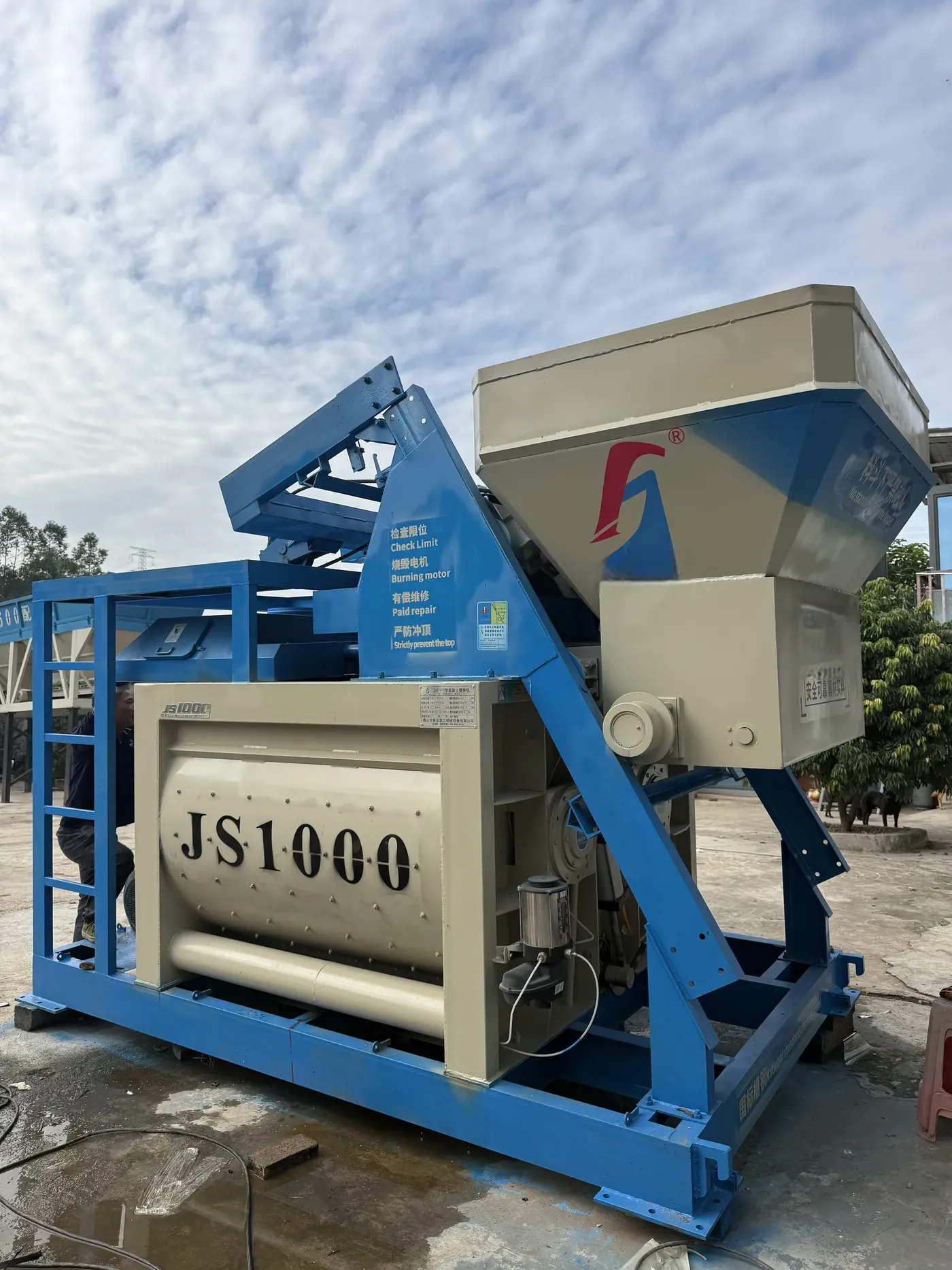 JS twin-shaft main mixer, used to display equipment and structures related to vertical-shaft planetary concrete mixer