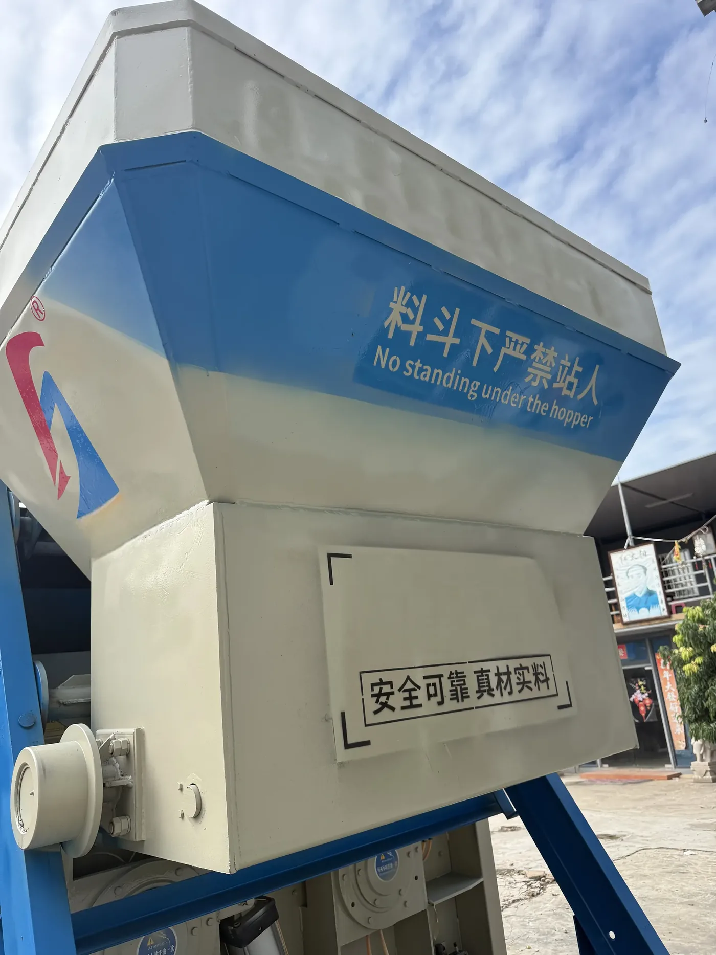 JS twin-shaft main mixer, used to display equipment and structures related to vertical-shaft planetary concrete mixer