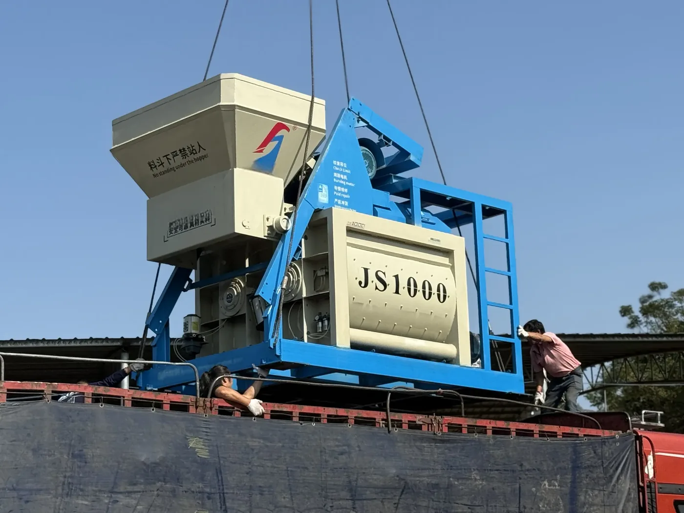 JS twin-shaft main mixer, used to display equipment and structures related to concrete batching plant operation and daily maintenance