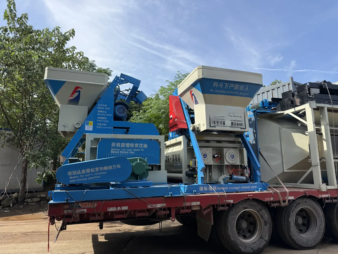 JS twin-shaft main mixer, used to display equipment and structures related to concrete batching plant operation and daily maintenance