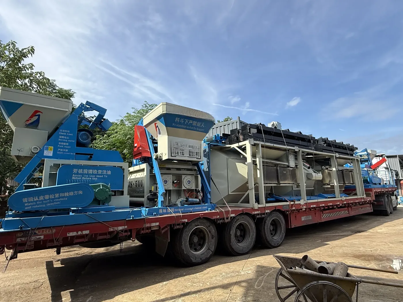 JS twin-shaft main mixer, used to display equipment and structures related to concrete batching plant operation and daily maintenance