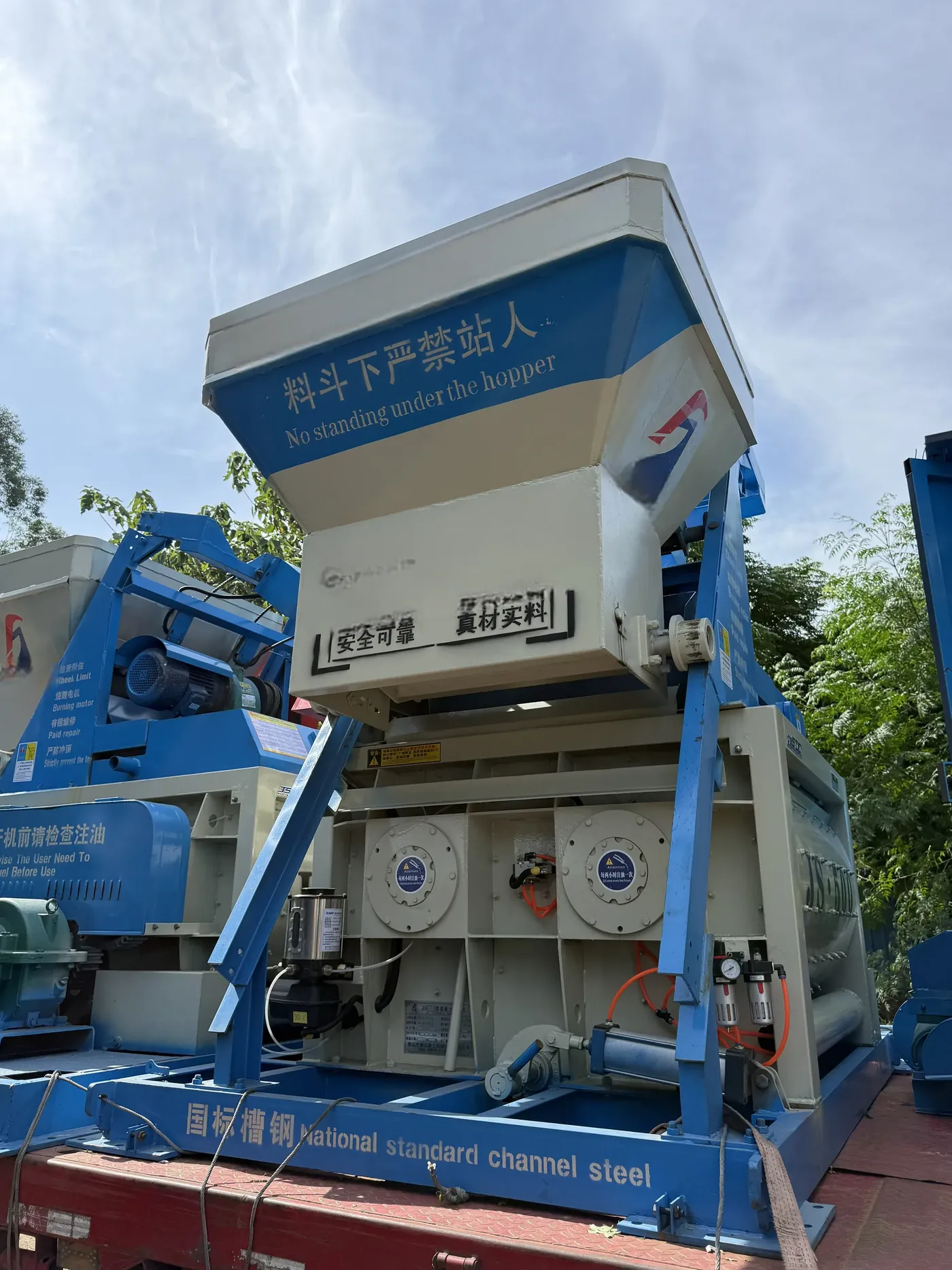 JS twin-shaft main mixer, used to display equipment and structures related to concrete batching plant operation and daily maintenance