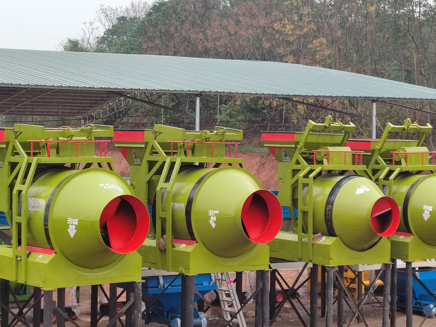 Drum-type concrete mixing equipment, used to display equipment and structures related to small concrete batching plant.