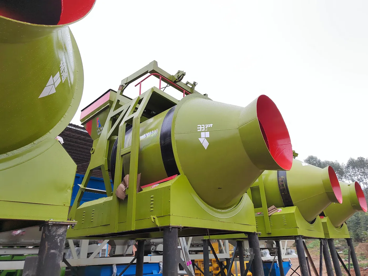 Drum-type concrete mixing equipment, used to display equipment and structures related to small concrete batching plant.