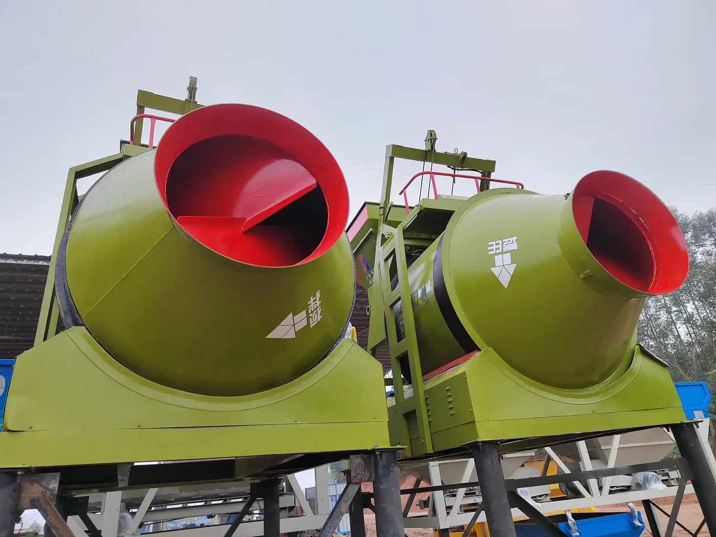 Drum-type concrete mixing equipment, used to display JZC350 drum concrete mixer related equipment and structures