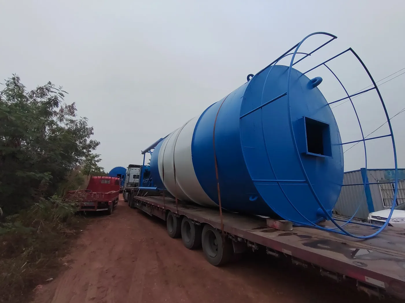 Vertical cement and powder silo, used to display equipment and structures related to concrete mixing equipment