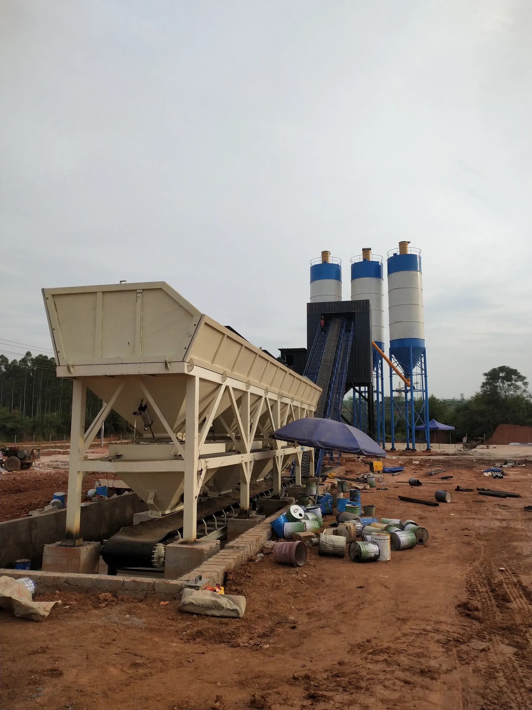 Encapsulation of batching plant installation site aggregate bin, conveying and powder silo
