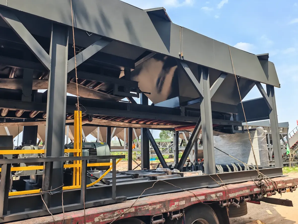 Live photos of the batching silo, conveying structure, and shipping base of stabilized soil mixing equipment